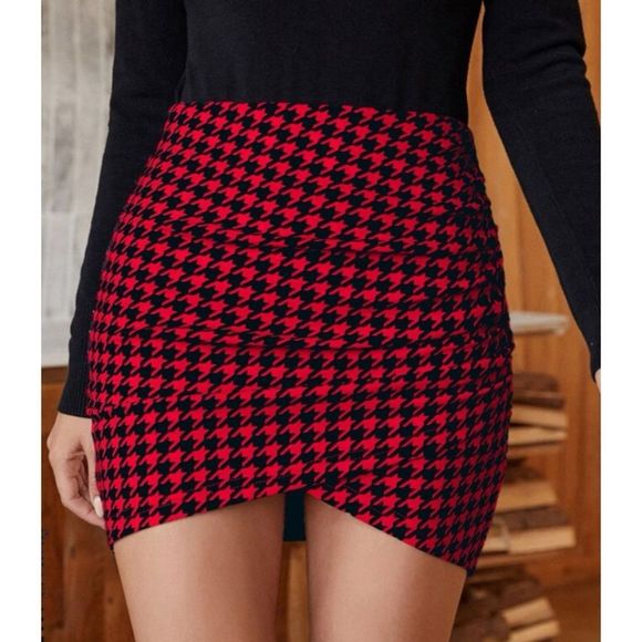 NWOT SHEIN Black and Red Skirt (women’s size 6) - Picture 1 of 4